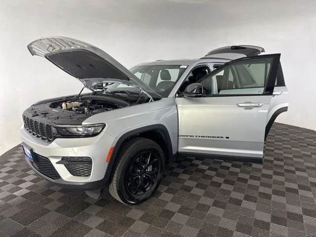 Used 2025 Silver Jeep Altitude image 12