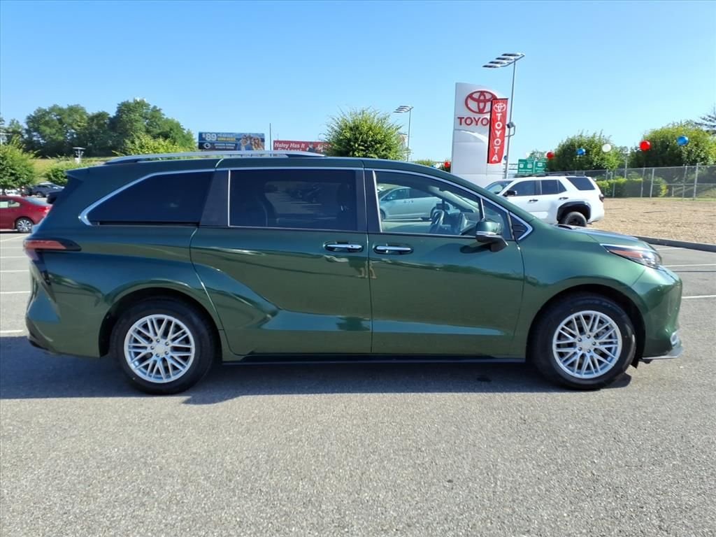 Used 2024  Toyota Platinum image 3