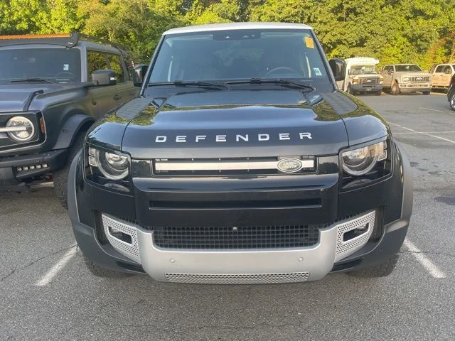 Used 2024  Land Rover SE image 2