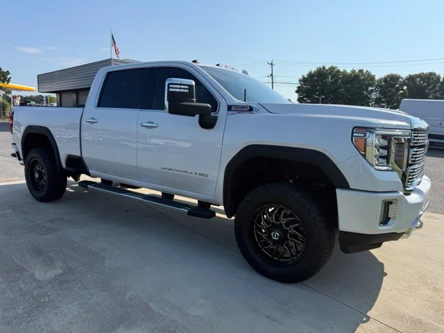 Used 2021 White GMC Denali image 3