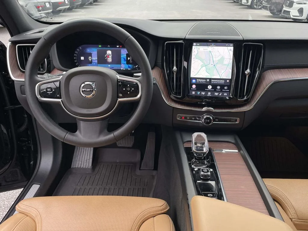 Used 2023 Onyx Black Metallic Volvo Ultimate Bright Theme image 4