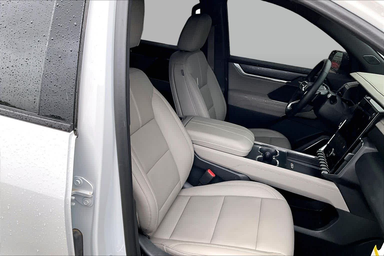 Used 2025 Summit White GMC FWD Elevation image 7