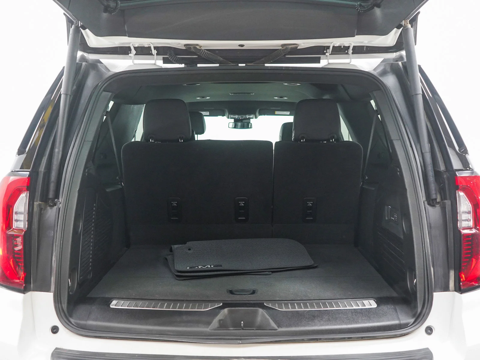 Used 2025 Summit White GMC Denali image 17