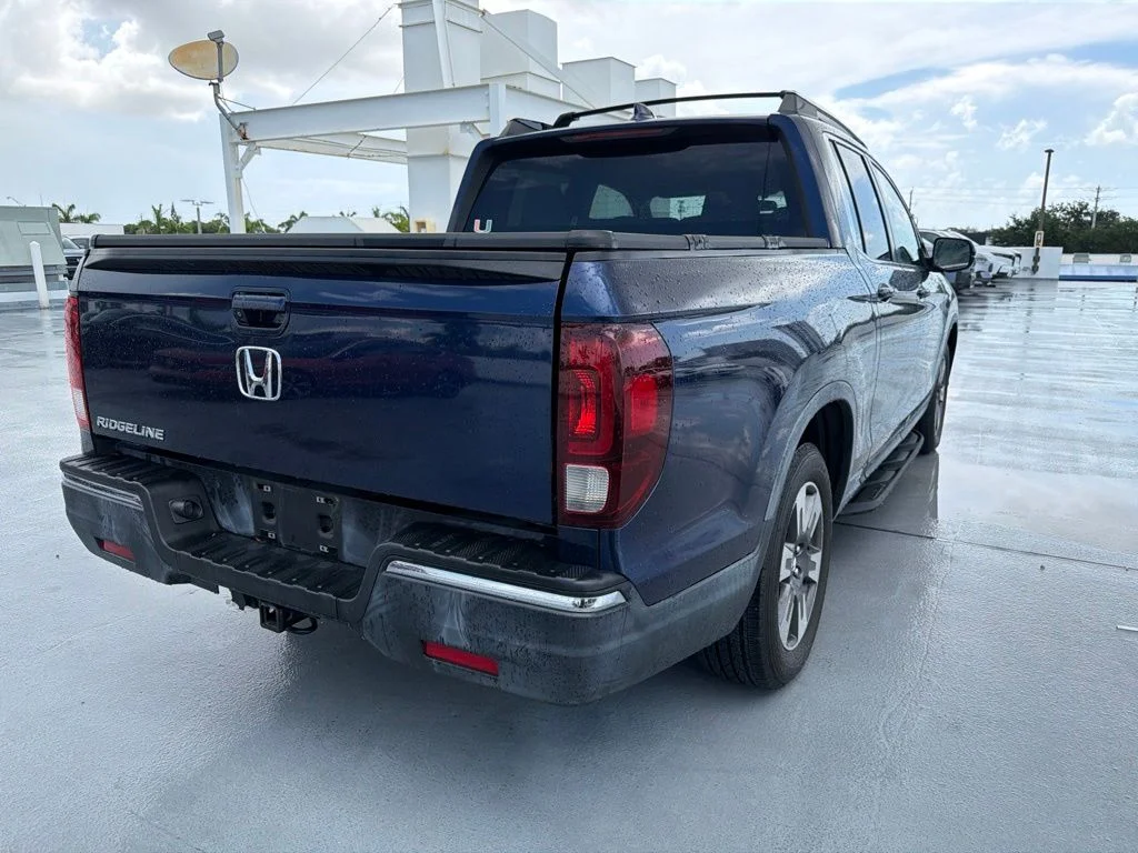 Used 2017 Obsidian Blue Pearl Honda RTL image 6