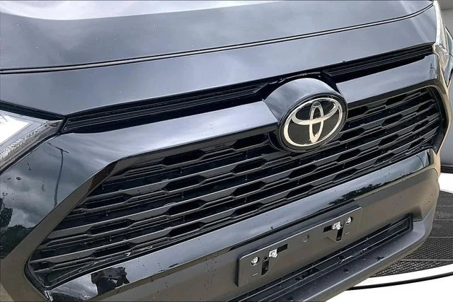 Used 2025 Midnight Black Metallic Toyota XLE Premium image 31