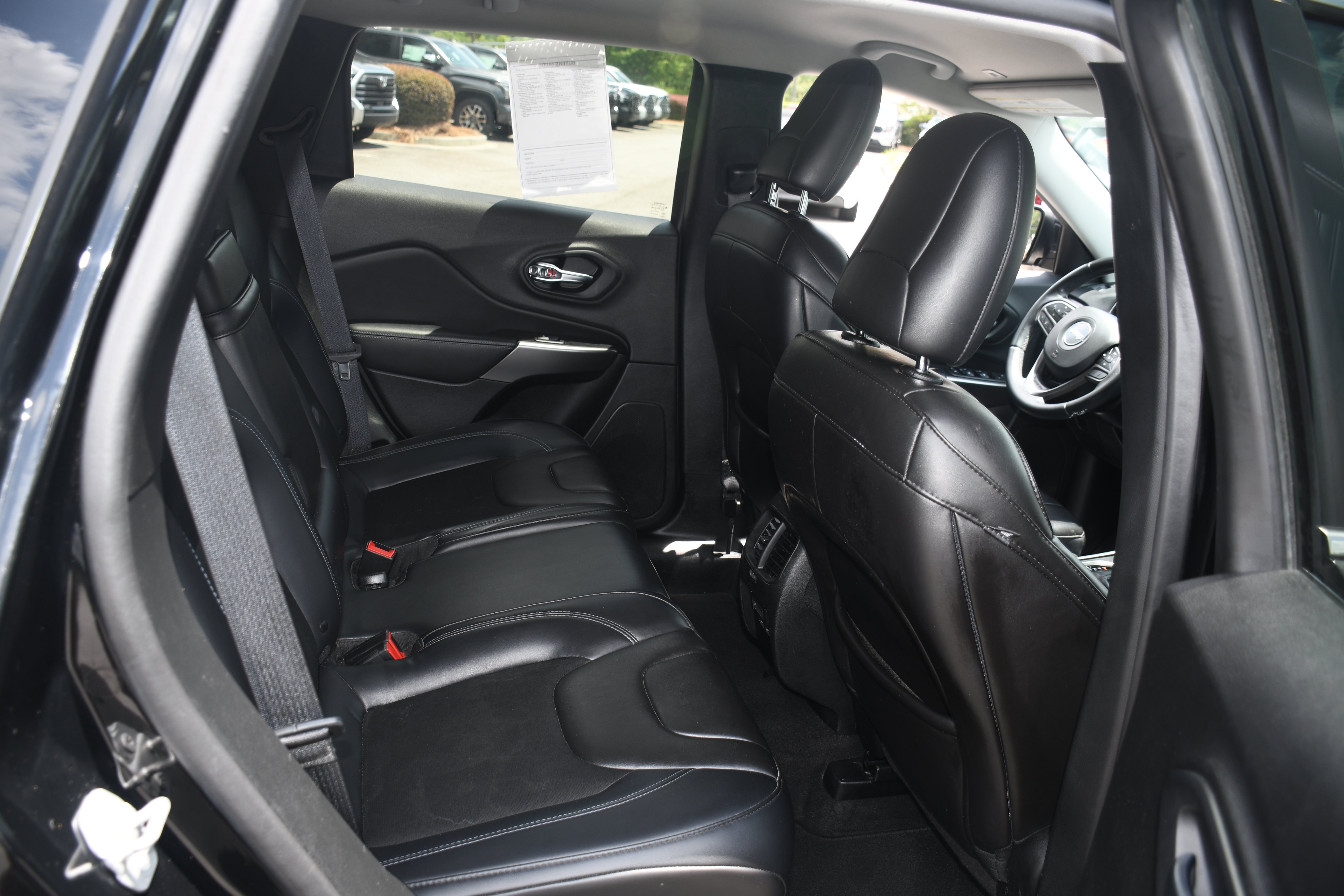 Used 2019 Black Jeep Latitude Plus image 17