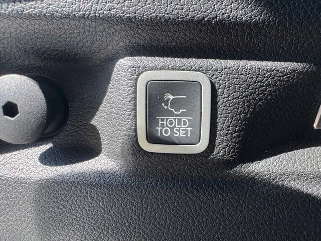 Used 2022 White Jeep Altitude image 8
