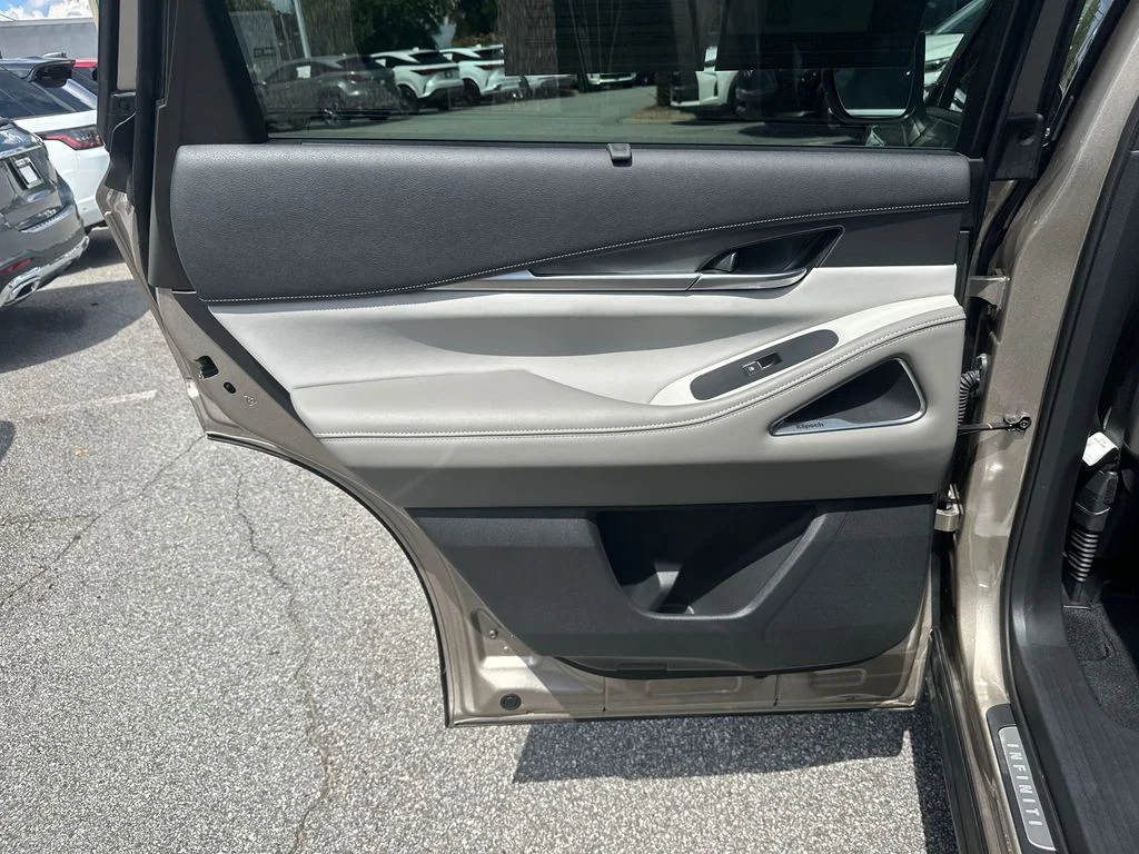 Used 2026 Silver INFINITI LUXE image 18