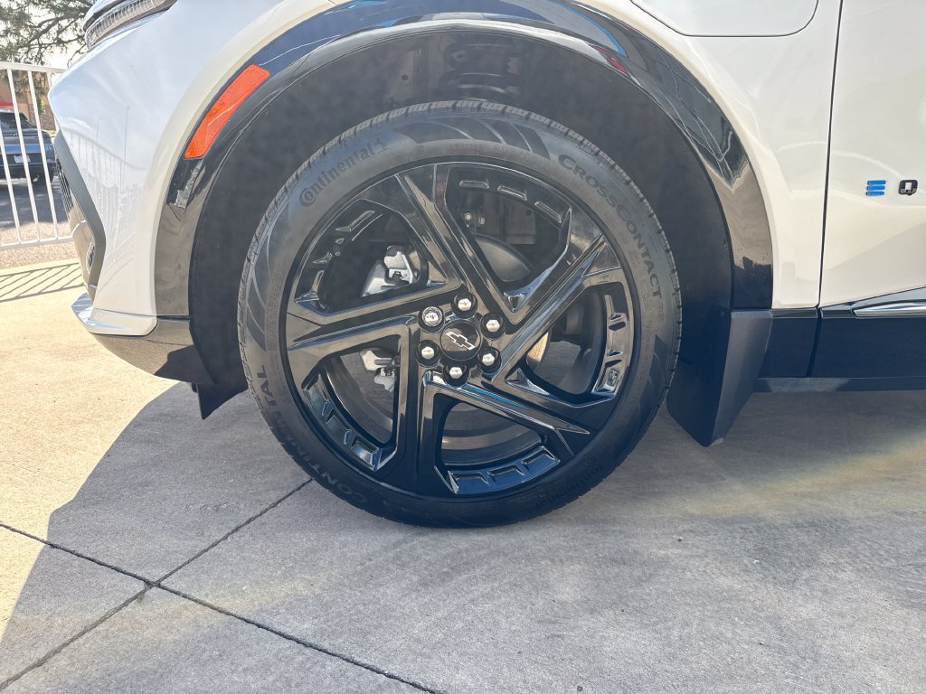 Used 2025 Iridescent Pearl Tricoat Chevrolet RS image 27