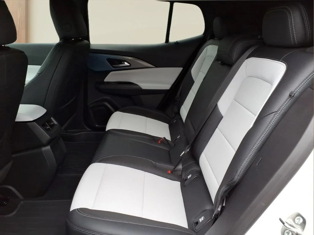 Used 2025 Summit White Chevrolet LT image 21
