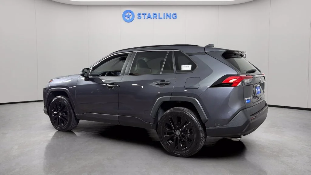 Used 2020  Toyota XLE Premium image 5
