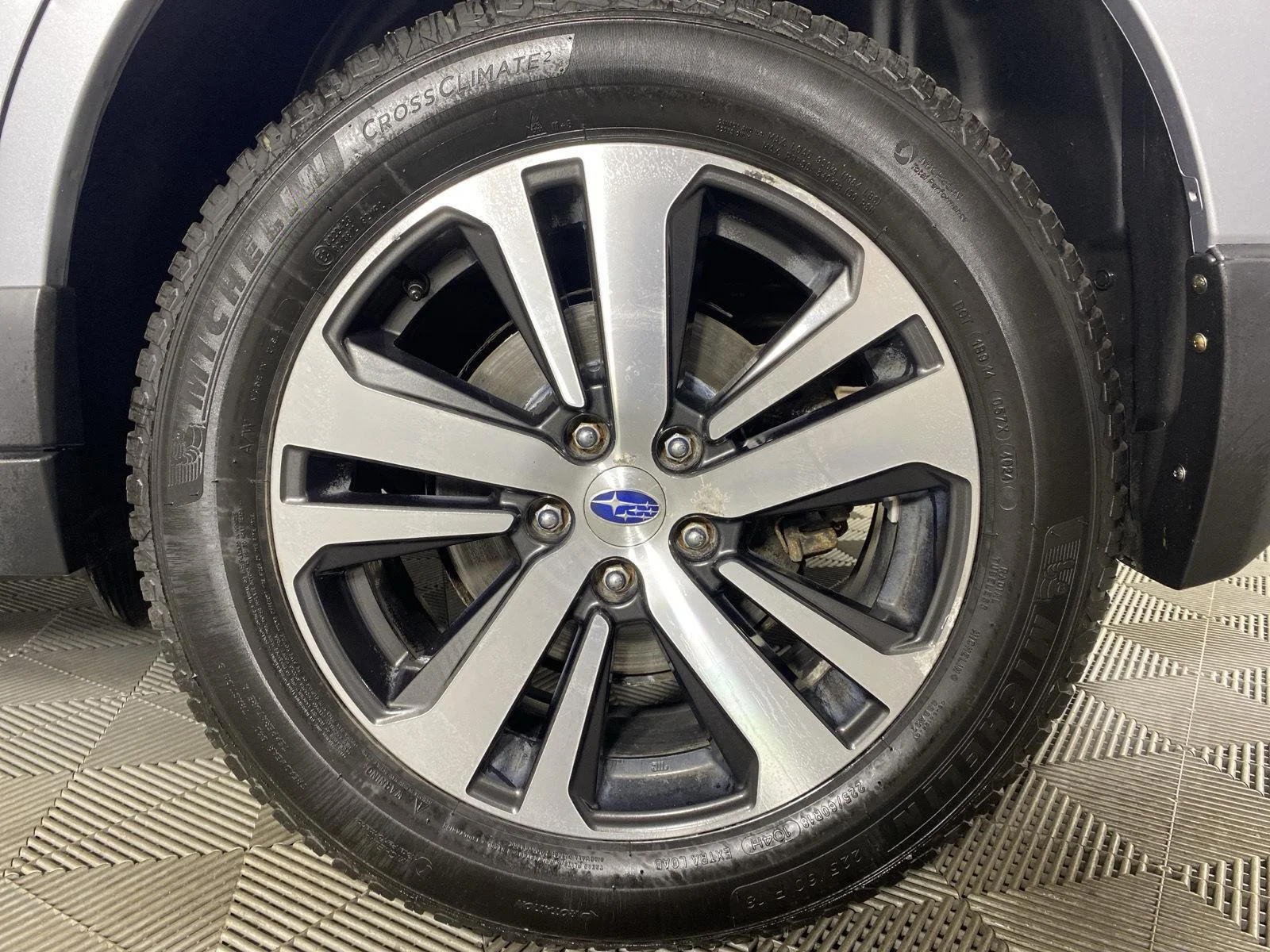 Used 2018 Ice Silver Metallic Subaru Limited image 12