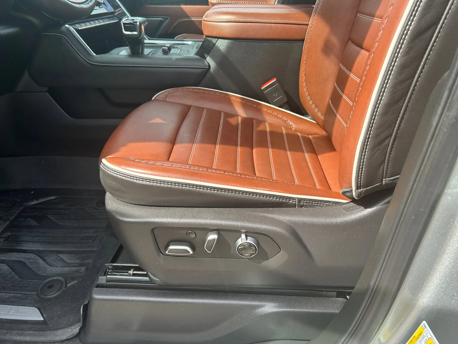 Used 2025 Silver GMC Denali Ultimate Crew Cab image 15