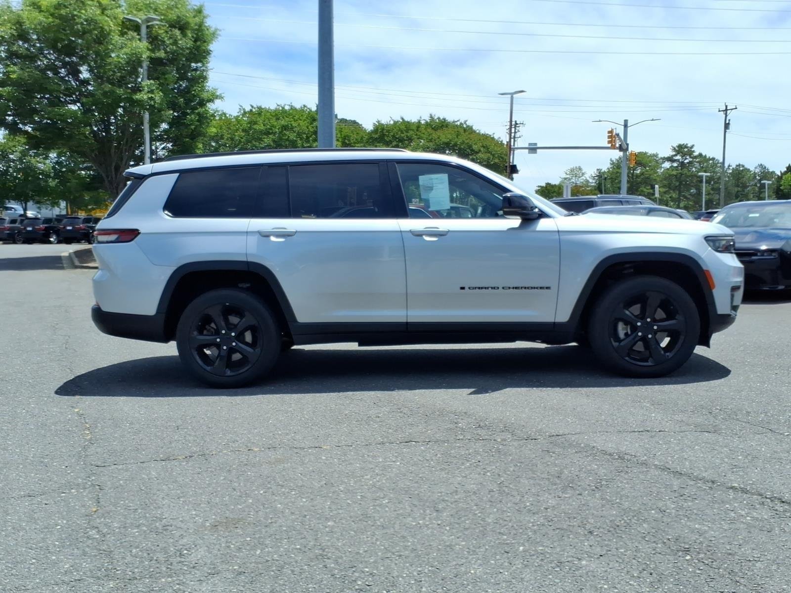 Used 2023 Silver Zynith Jeep Altitude image 10