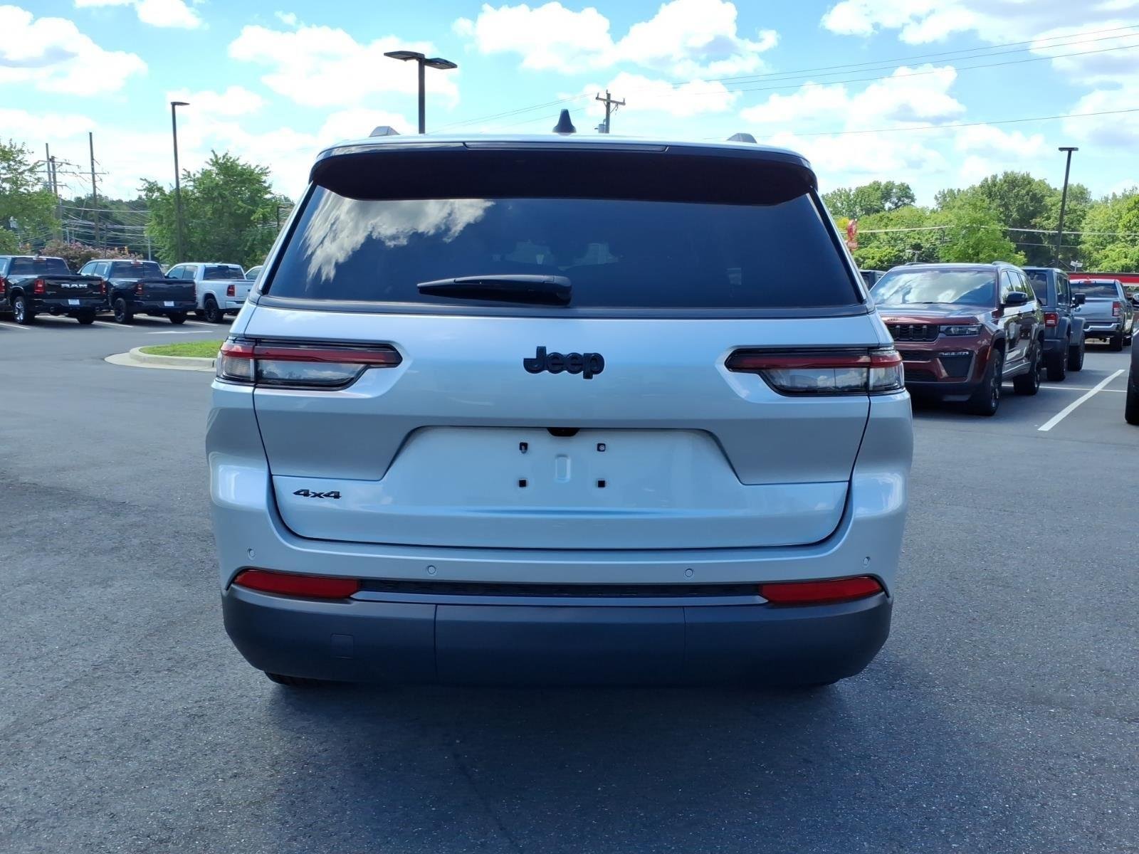 New 2026 Silver Zynith Exterior Paint Jeep Laredo Altitude image 16