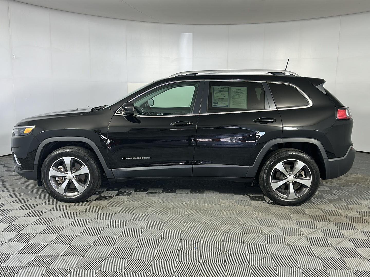 Used 2019 Diamond Black Crystal Pearlcoat Jeep Limited image 15