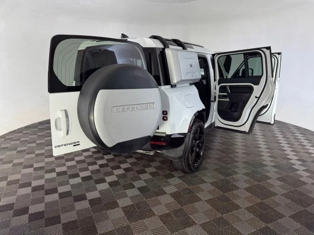 Used 2022 White Land Rover X-Dynamic HSE image 14