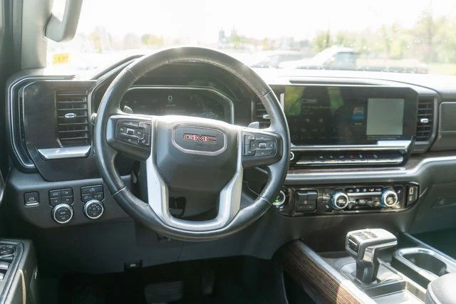 Used 2024 White GMC Elevation image 13