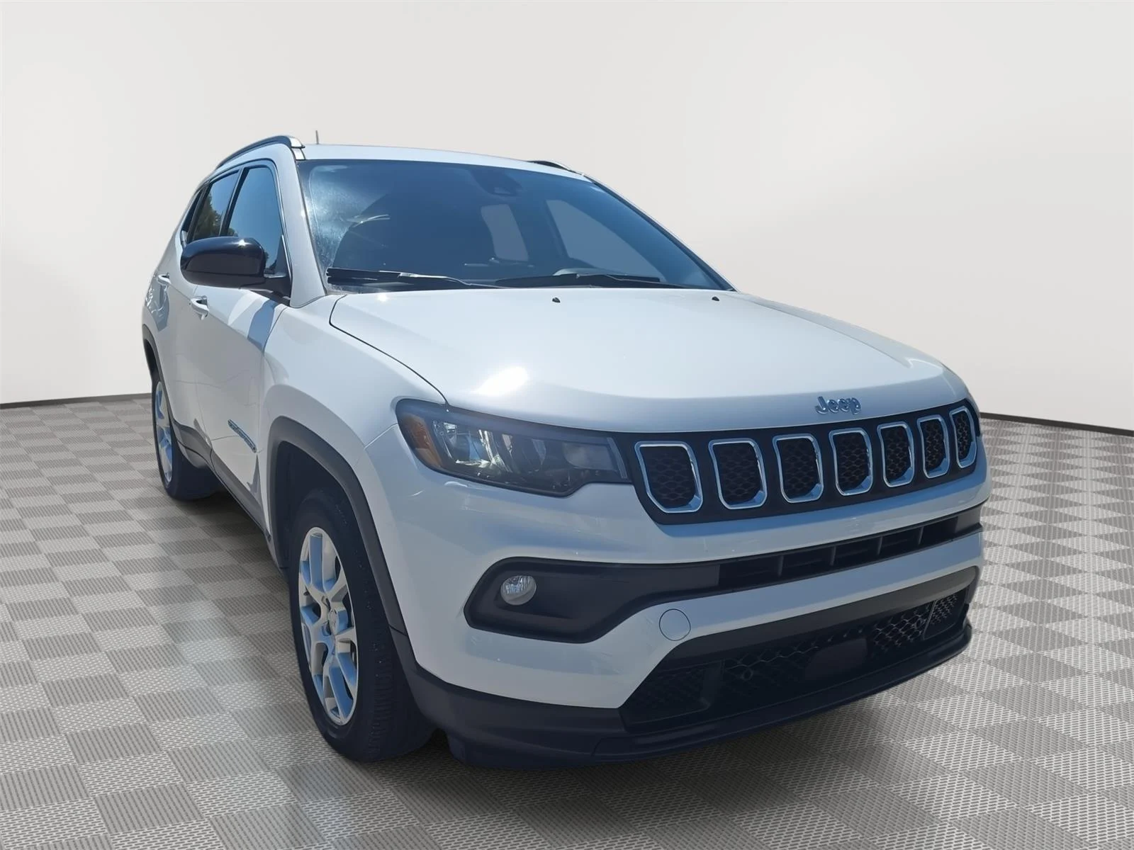 Used 2023  Jeep Latitude Lux image 1