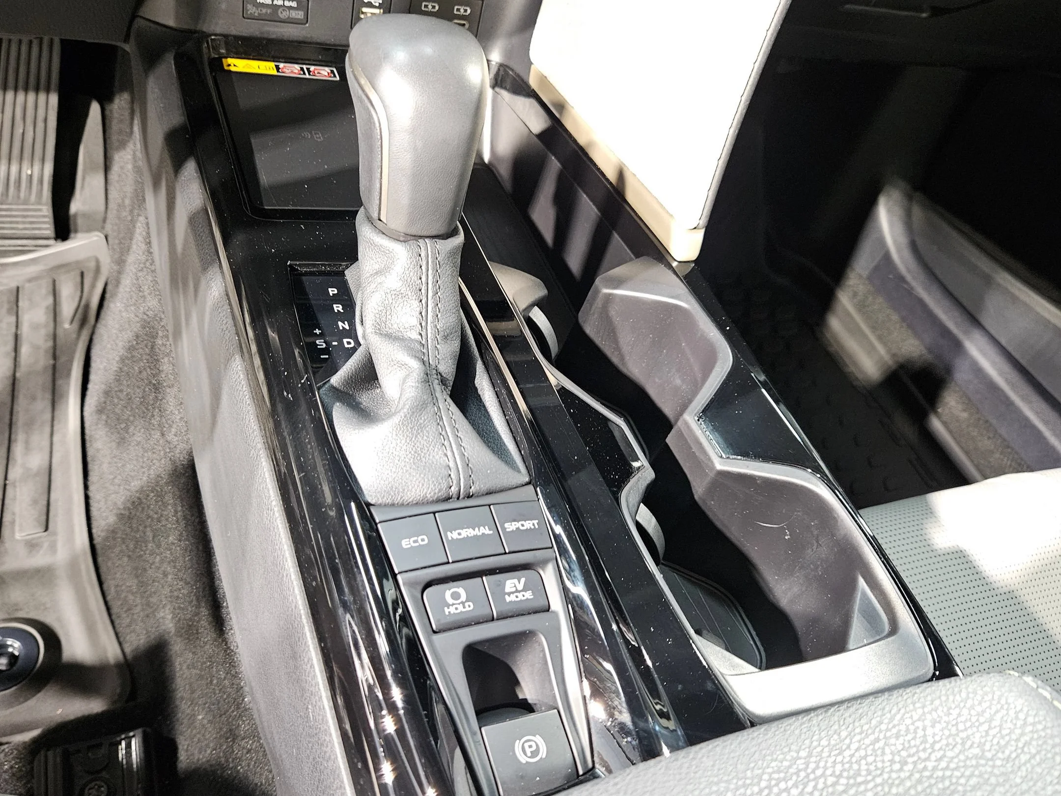Certified Used 2025 Wind Chill Pearl Toyota XLE image 33