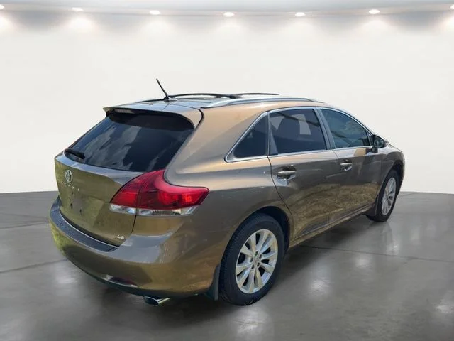 Used 2013 Gold Toyota LE image 14