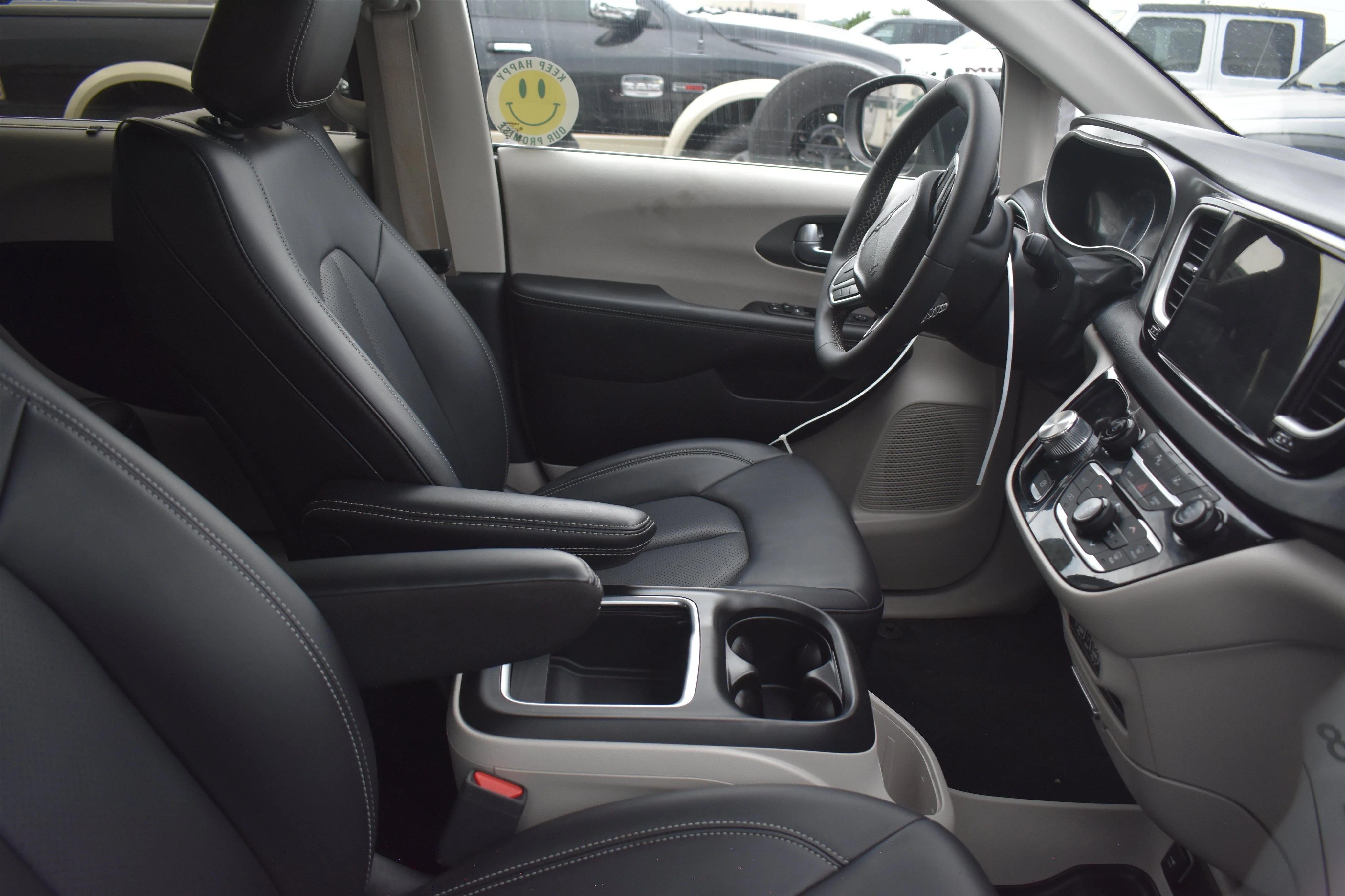 Used 2023 Brilliant Black Crystal Pearlcoat Chrysler Touring L image 3