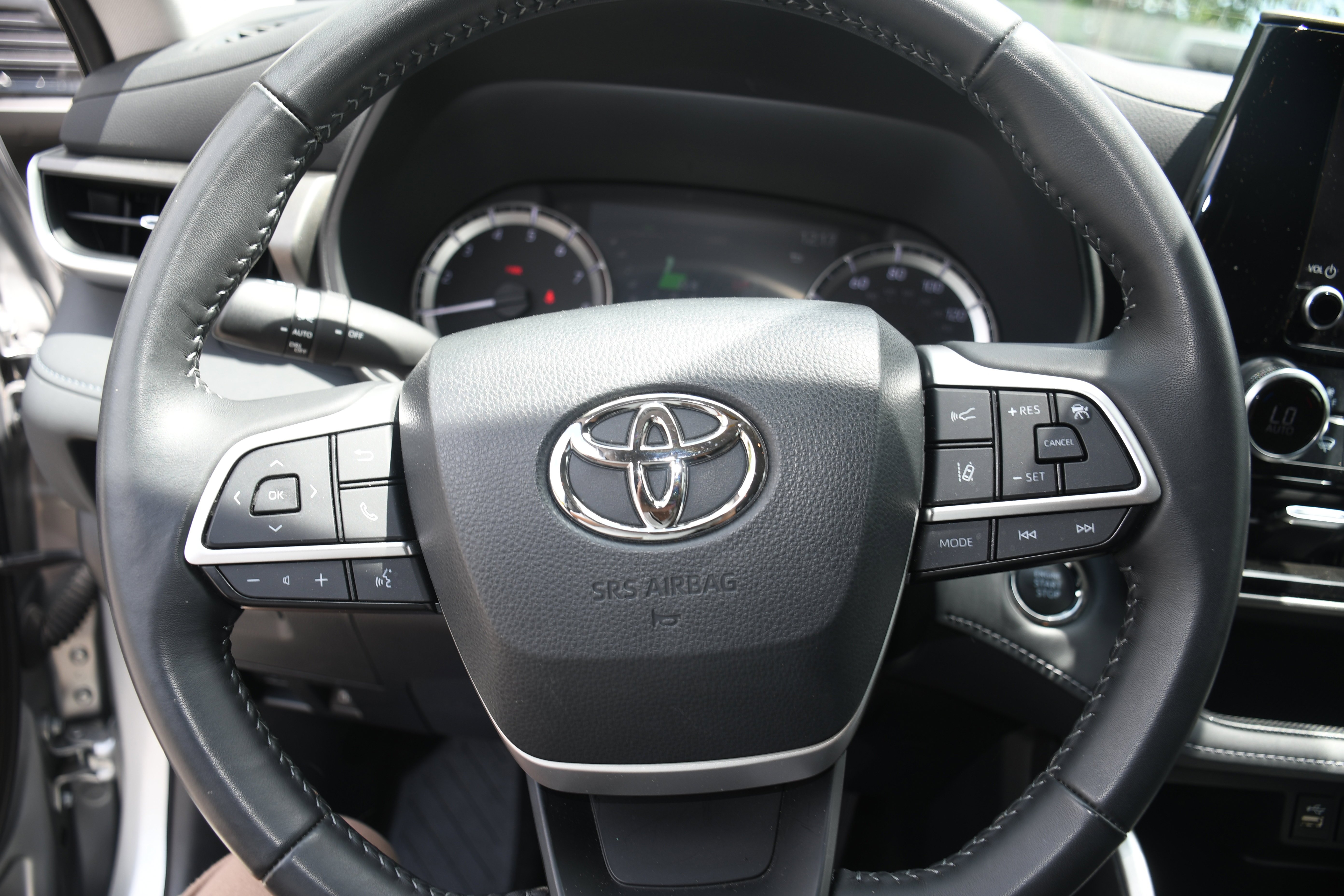 Used 2023 Silver Toyota LE image 11