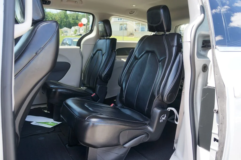Used 2024 Silver Mist Clearcoat Chrysler Touring L image 12