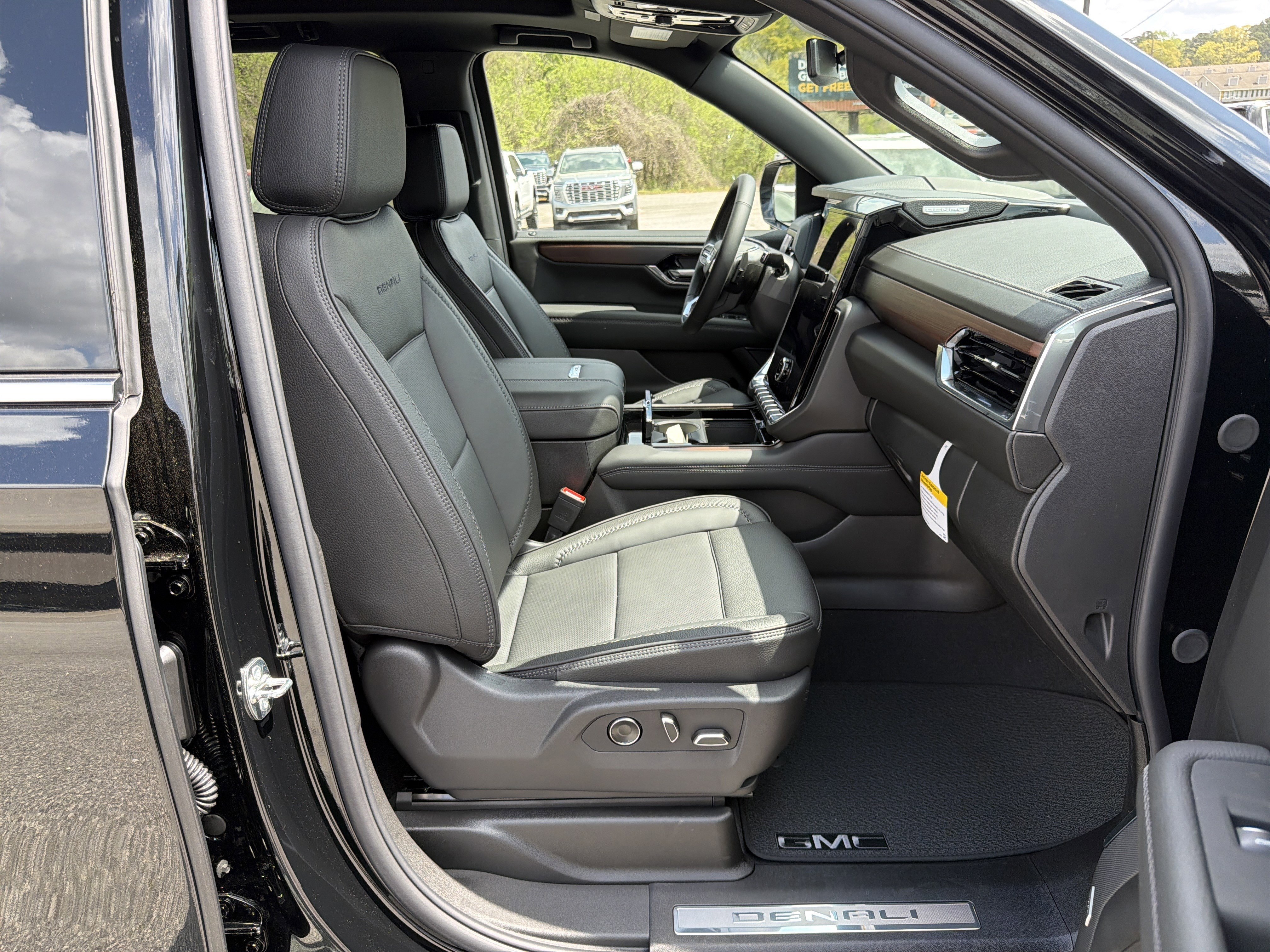 2026 GMC Yukon XL Denali - Photo 13
