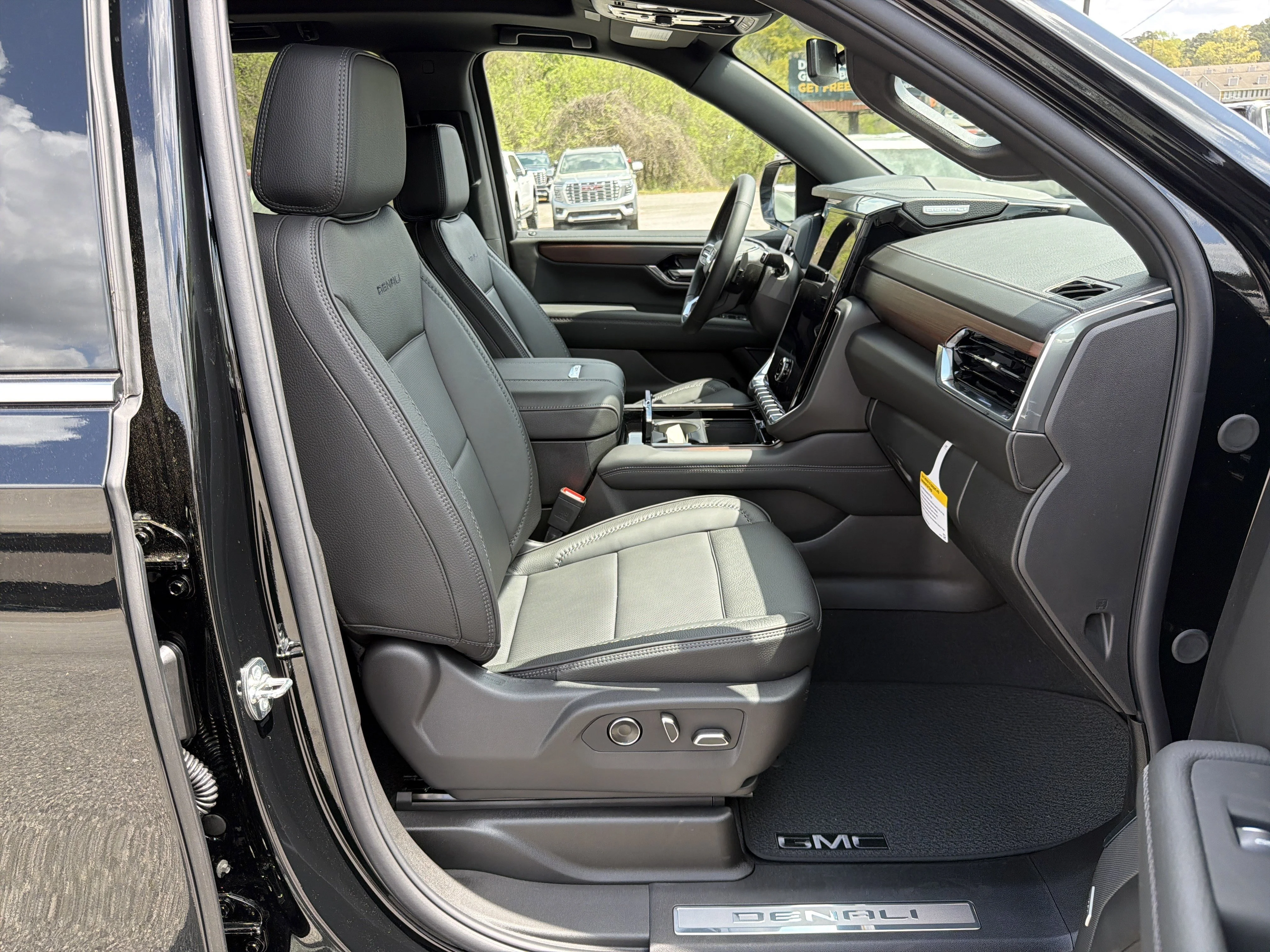 2026 GMC Yukon XL Denali - Photo 14