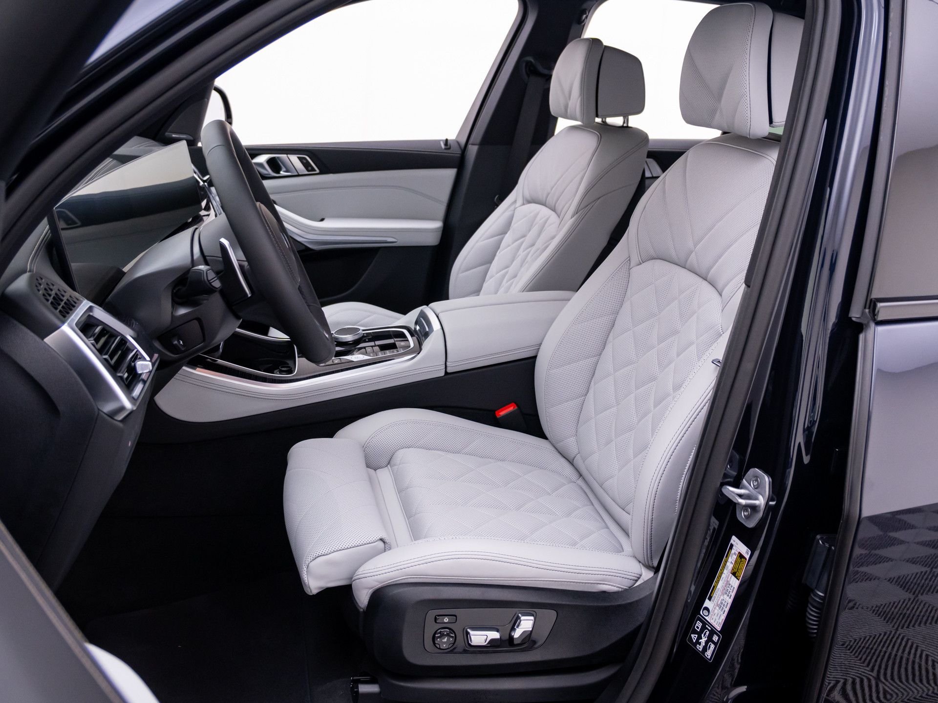 New 2026 Carbon Black Metallic BMW xDrive40i image 16