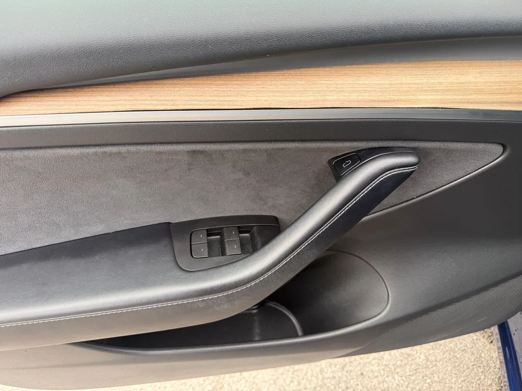 Used 2022  Tesla Base image 40