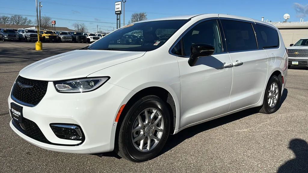 2026 Chrysler Pacifica Select - Photo 8