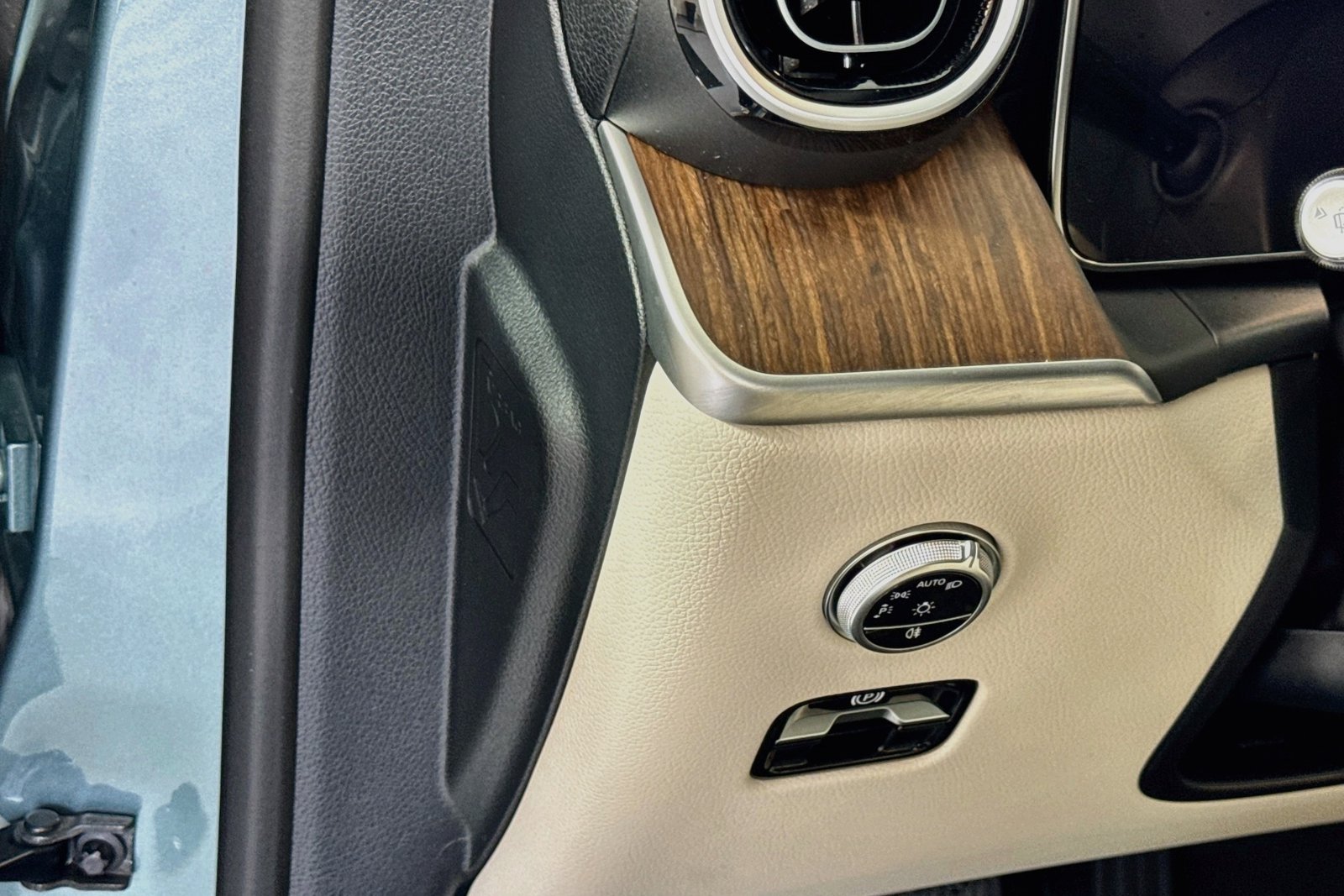 New 2027 Verde Silver Metallic Mercedes-Benz GLC 300 image 10