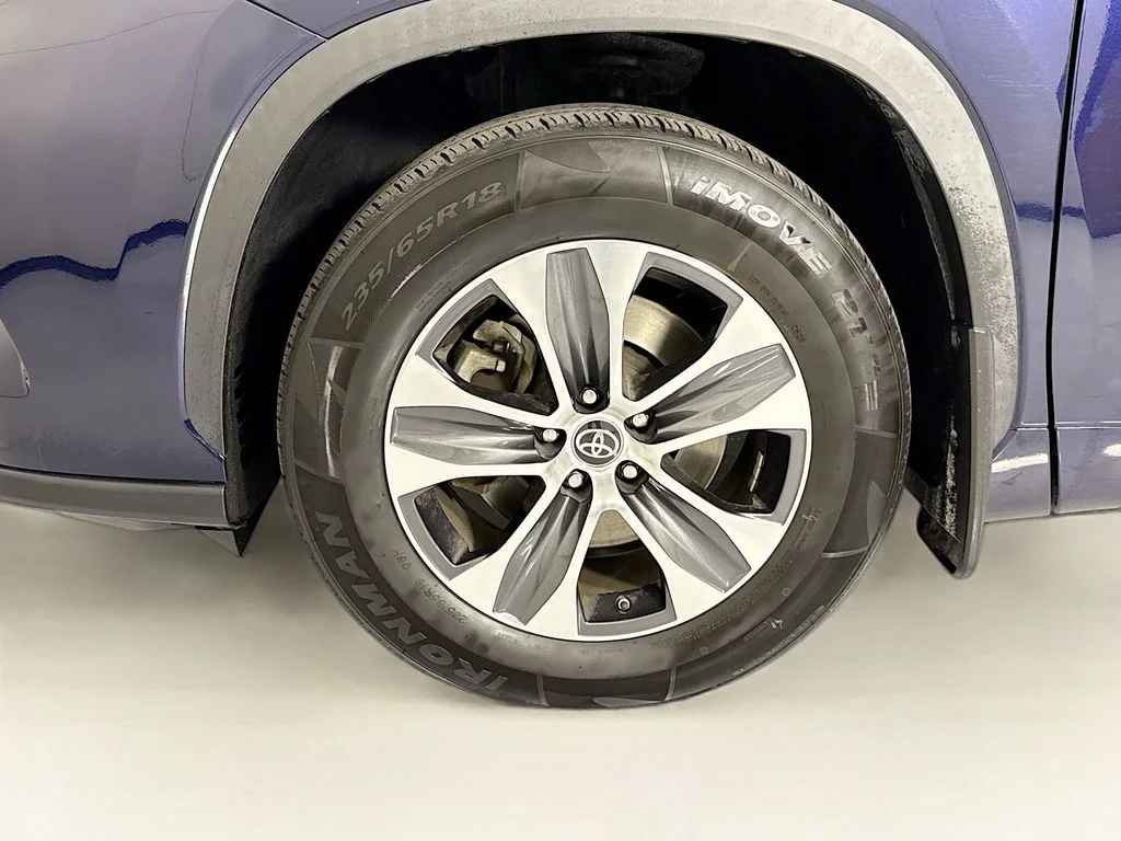 Used 2023  Toyota XLE image 31