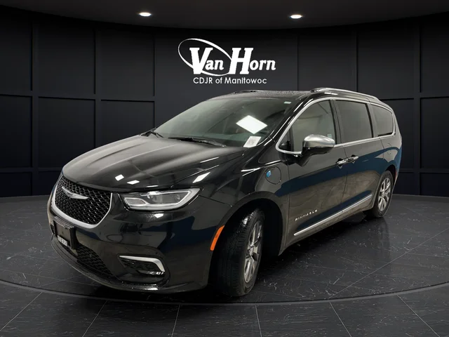 Used 2023 Brilliant Black Crystal Pearlcoat Chrysler Pinnacle image 3