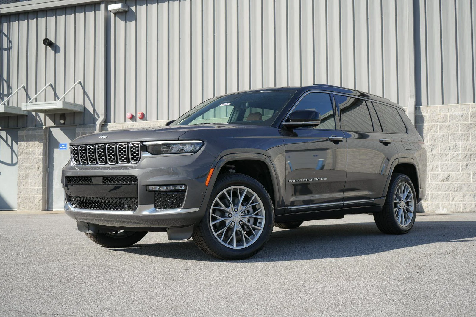 Used 2025 Gray Jeep Summit image 2