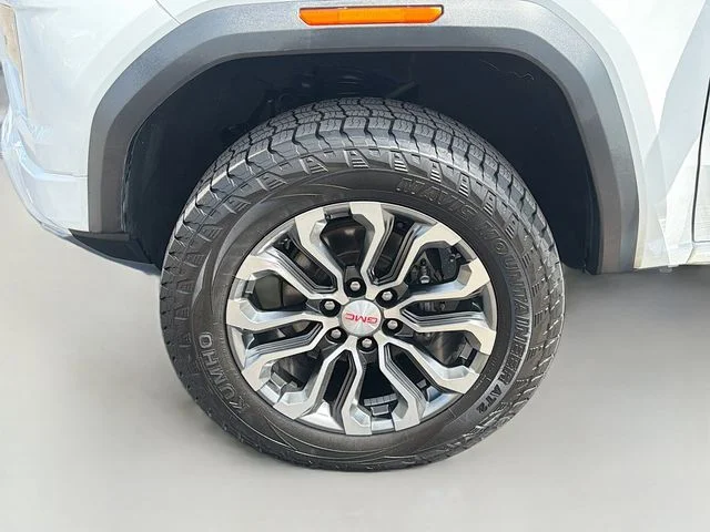 Used 2023 White GMC Denali image 43
