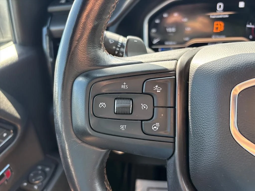 Used 2022 White GMC AT4 image 31