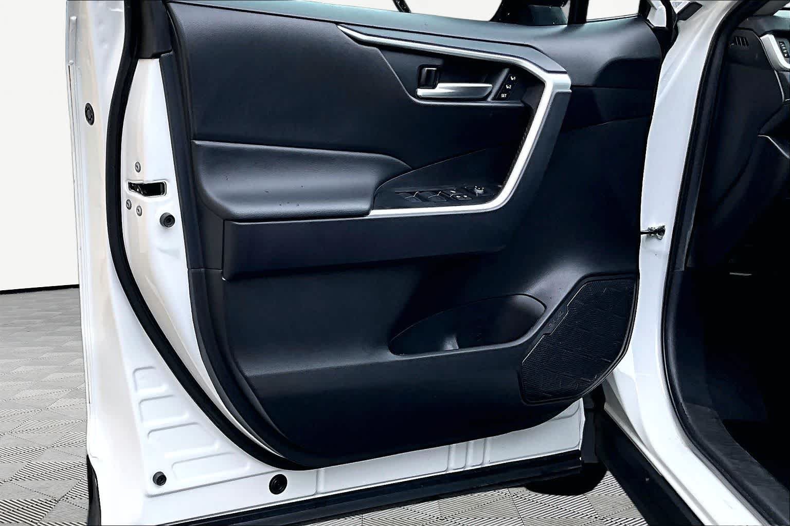 Used 2025 Wind Chill Pearl Toyota XLE Premium image 22