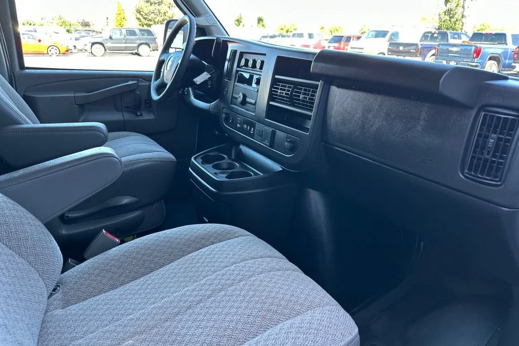 2024 Chevrolet Express Passenger LT - Photo 17