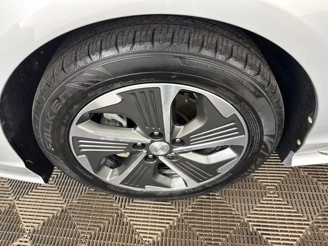 Used 2019 Silver Hyundai Limited image 30