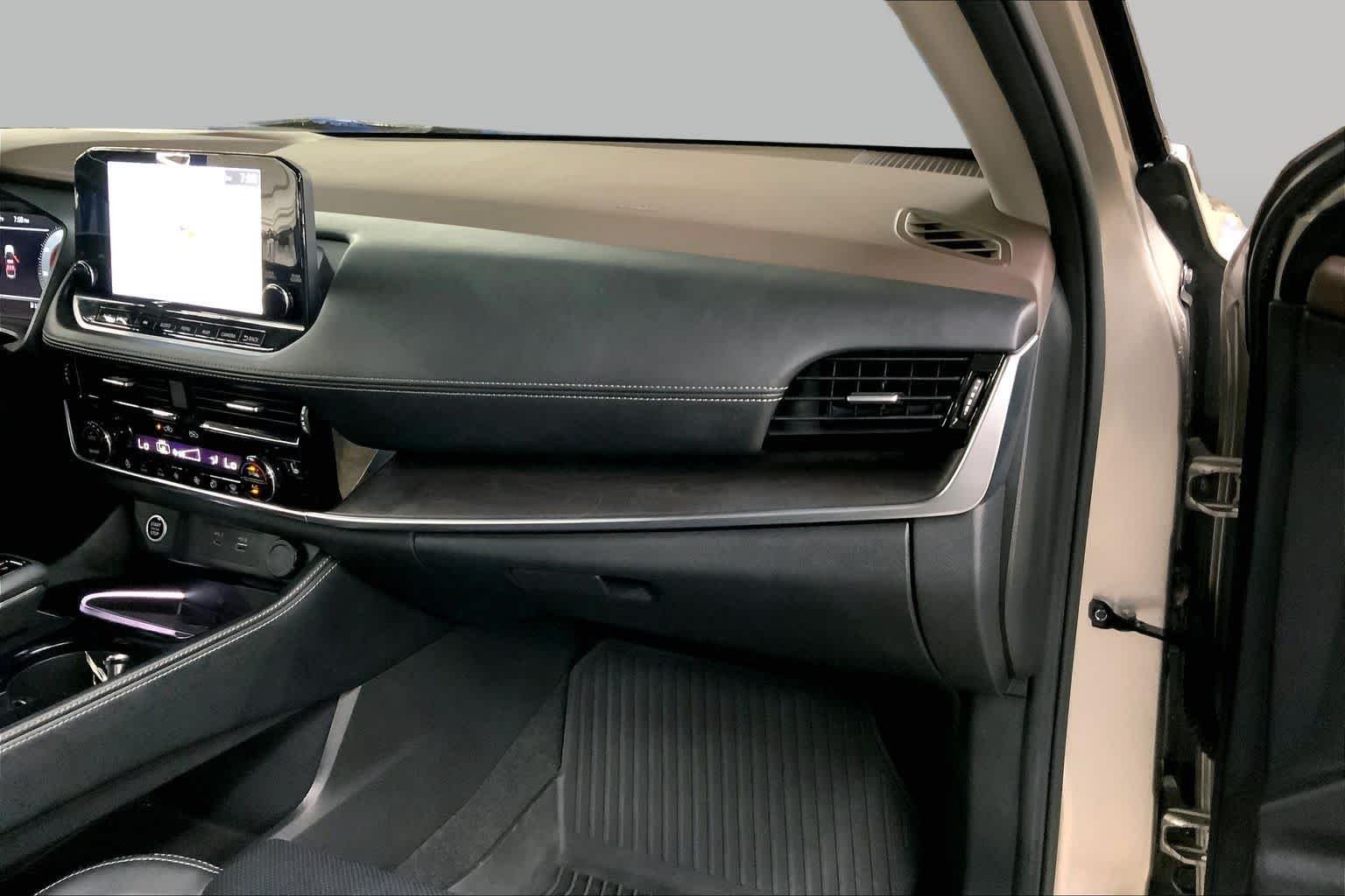 Used 2023 Champagne Silver Metallic Nissan Platinum image 19