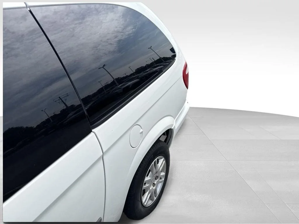 Used 2007 White Dodge SE image 13