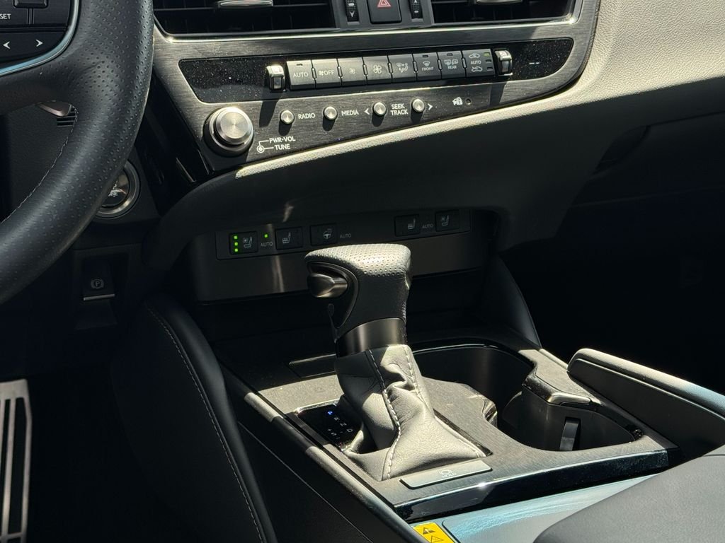 2025 Lexus ES - Photo 20