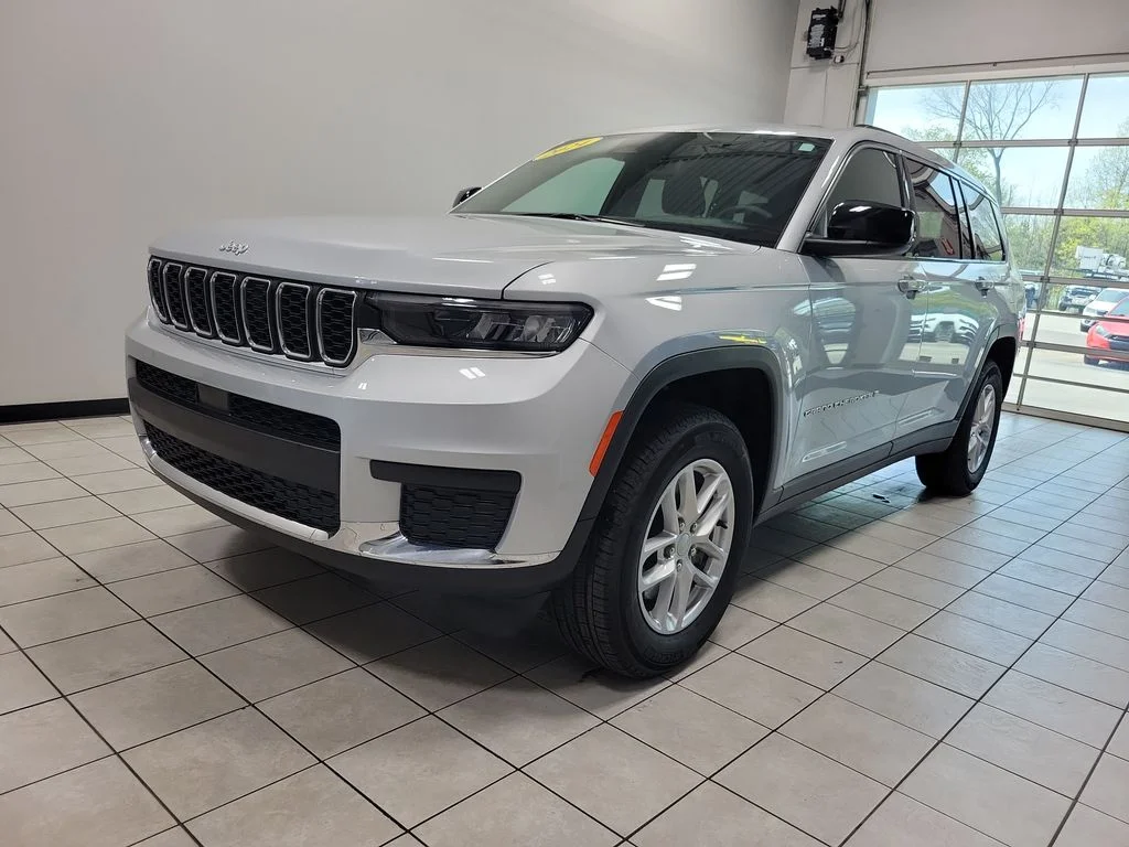 Used 2024 Silver Jeep Laredo image 7