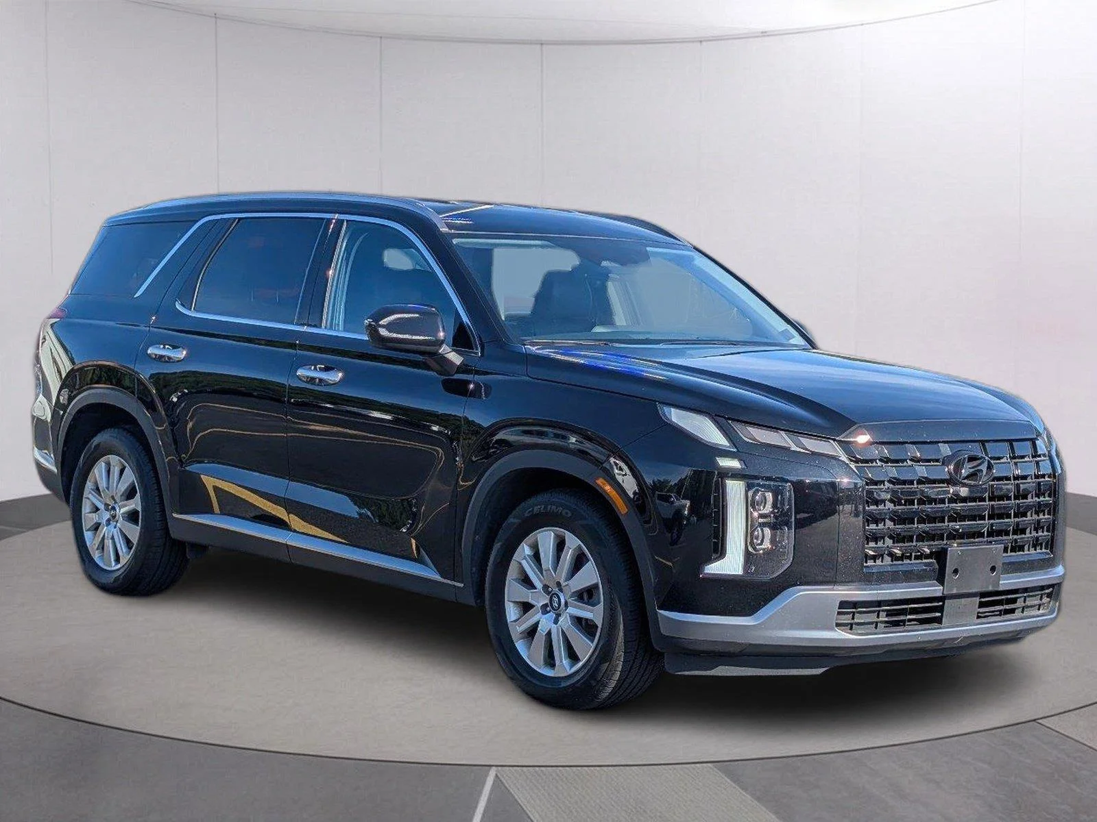 Used 2025 Abyss Black Pearl Hyundai SEL image 9