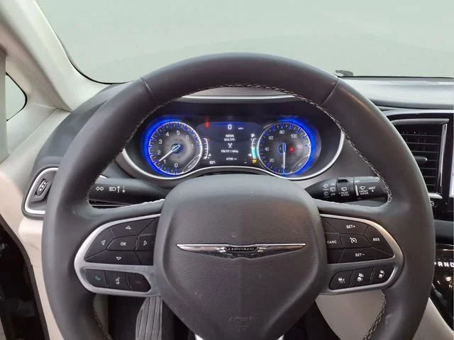 Used 2024  Chrysler Touring L image 9