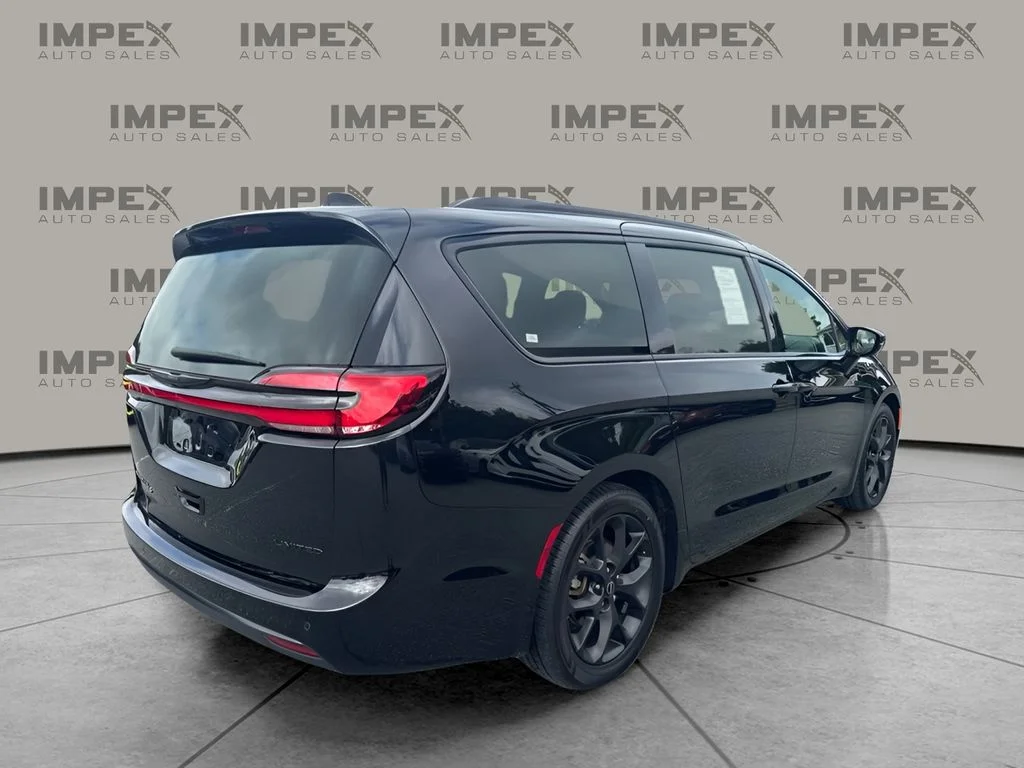 Used 2025 Black Chrysler Limited image 5