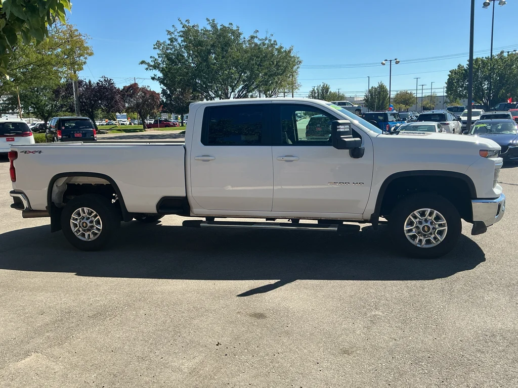 Used 2025 SUMMIT WHITE Chevrolet LT image 4